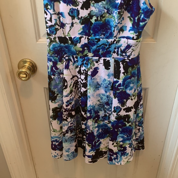 Floral dress - Picture 2 of 2